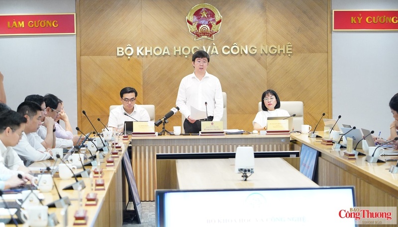 Thứ trưởng Bộ Khoa học và Công nghệ Bùi Hoàng Phương phát biểu tại họp báo