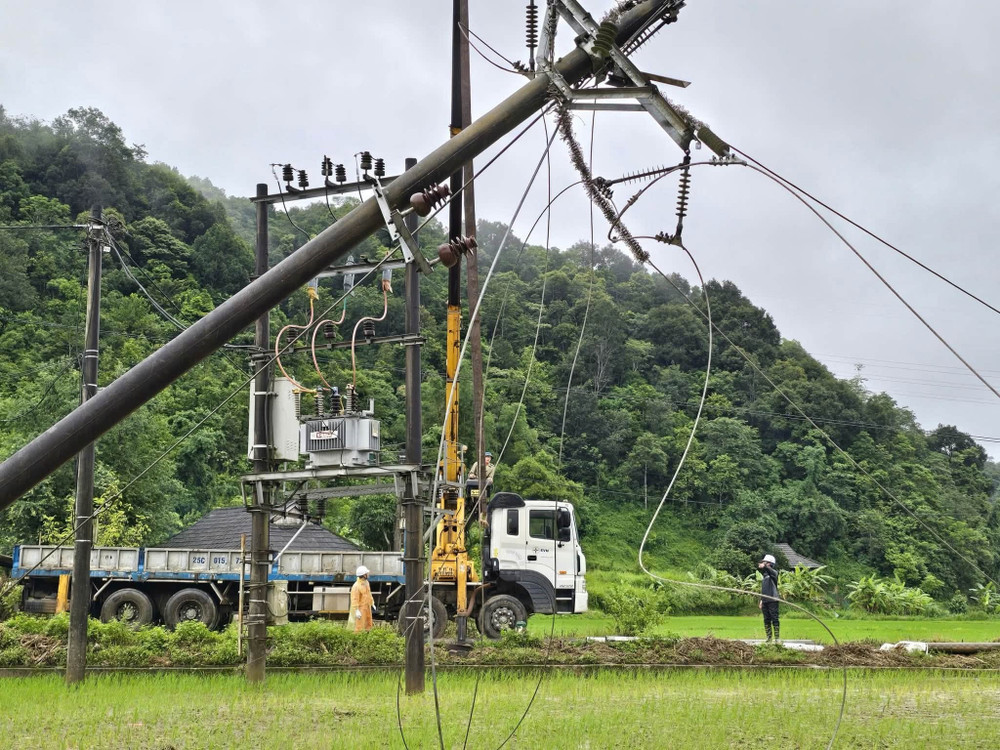 CBNV EVNNPC bám sát hiện trường, khắc phục sự cố lưới điện trong điều kiện thời tiết, địa hình phức tạp