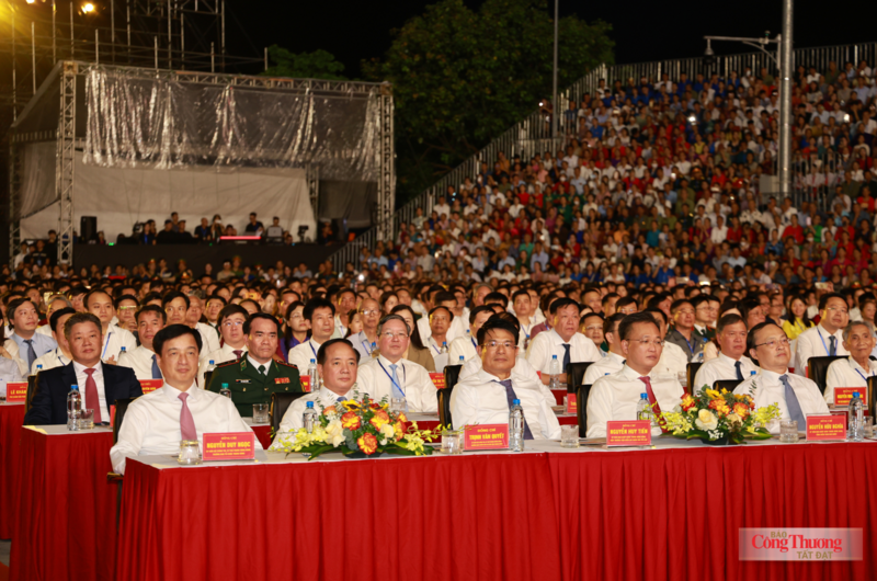 Các đại biểu tham dự lễ kỷ niệm.