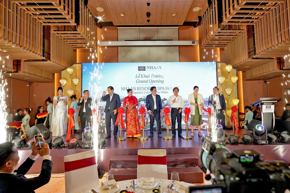 Đại diện chủ đầu tư, Hilton và khách mời thực hiện nghi thức khai trương. 04.jpg