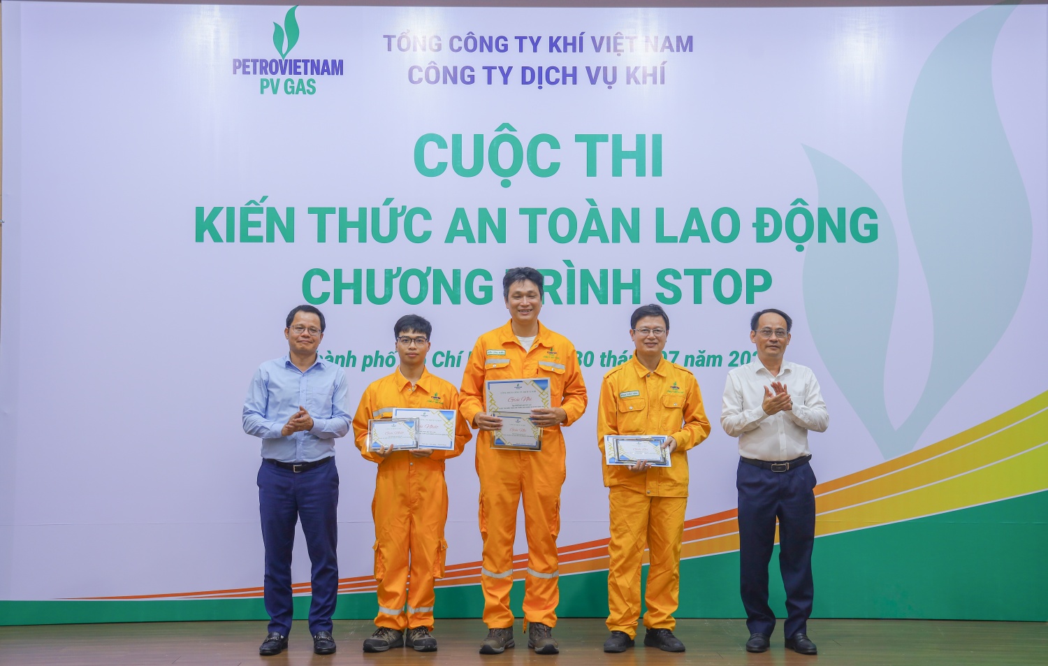 Ông Nguyễn Phương Cảo và ông Đỗ Thành Trung trao giải cho các thí sinh Ông Nguyễn Phương Cảo và ông Đỗ Thành Trung trao giải cho các thí sinh