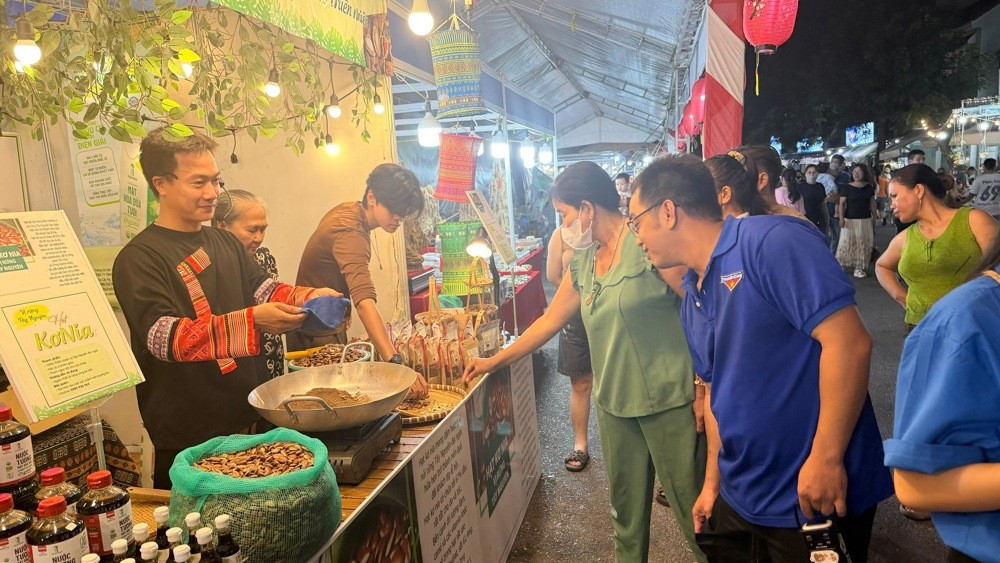Các gian hàng tại không gian trưng bày, triển lãm, hội chợ thương mại trong khuôn khổ Lễ hội. Ảnh: Minh Vân 1cn2.jpg