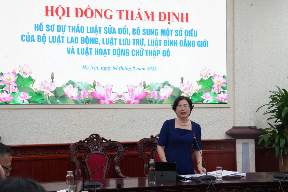 Bà Nguyễn Thị Hạnh, Cục trưởng Cục Pháp luật hình sự - hành chính và Quản lý xử lý vi phạm hành chính (Bộ Tư pháp) chủ trì cuộc họp thẩm định. Ảnh: Bùi Trang ngay-van-hoa.jpg