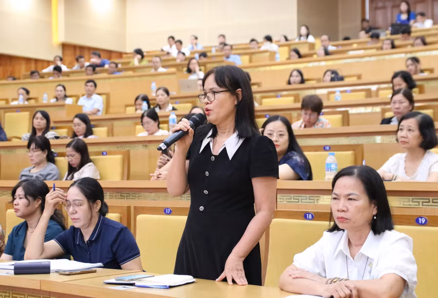 Bà Trần Thị Minh Yến - Hiệu trưởng Trường Tiểu học Vũ Thư (xã Vũ Thư) trao đổi tại hội thảo. Ảnh: Đinh Chiến 941a8079.jpg
