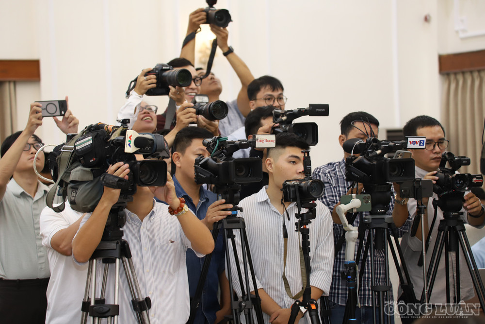 Các cơ quan thông tấn báo chí tại buổi họp báo sáng 5/8. clo_br_img-0811.jpg