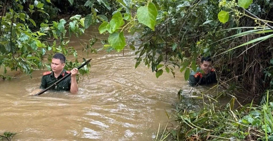 Lực lượng công an xã Xuân Ái tổ chức tìm kiếm người mất tích do bị lũ cuốn. Ảnh: BLC tim-lc.jpg