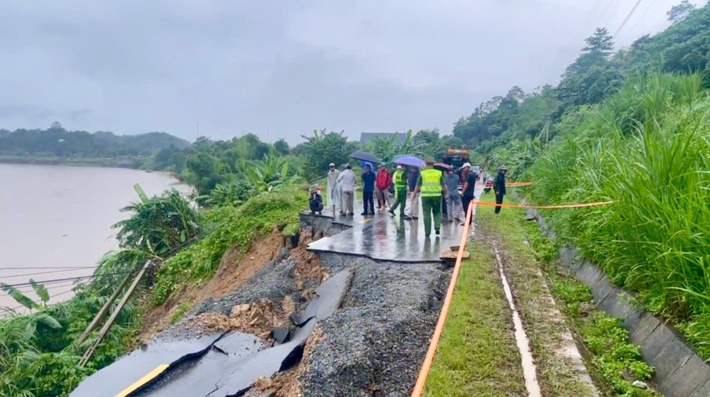 Lực lượng chức năng bị chốt chặn 2 đầu, phân luồng giao thông, bảo đảm an toàn cho người và phương tiện. Ảnh: Công an Lào Cai. sat.jpg