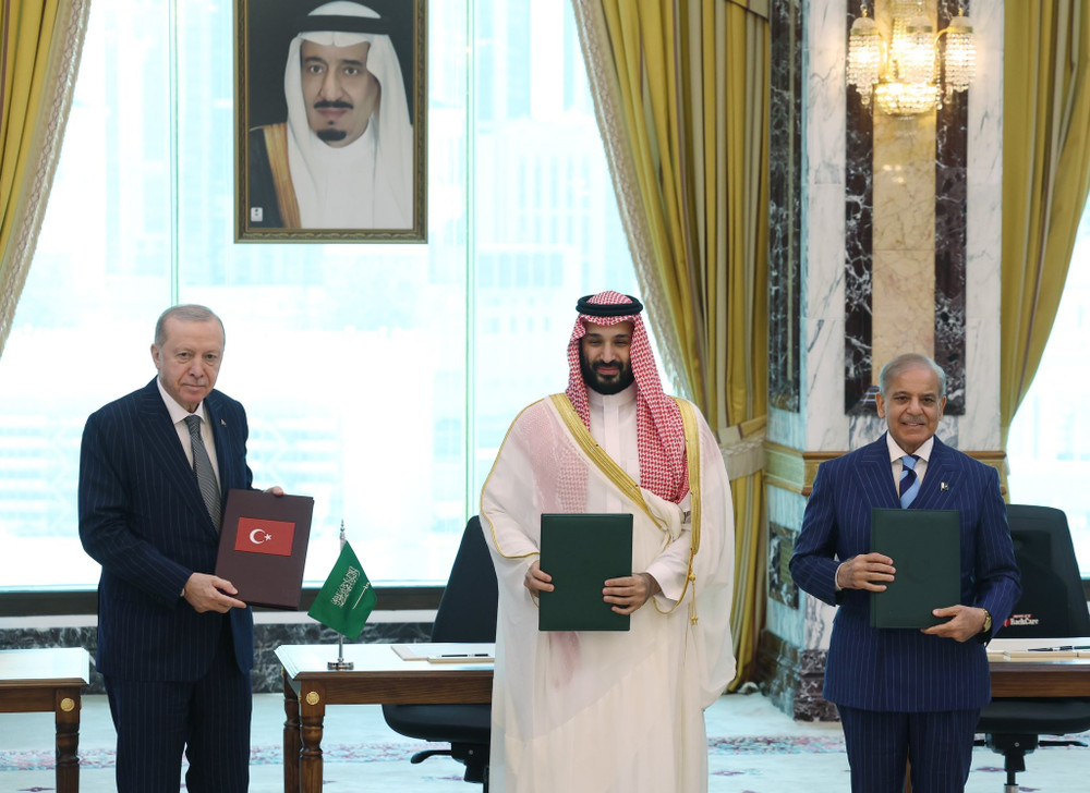 Tổng thống Thổ Nhĩ Kỳ Recep Tayyip Erdogan, Thái tử Ả Rập Xê Út Mohammed bin Salman và Thủ tướng Pakistan Shehbaz Sharif. Ảnh: gov.tr hphq5a7xaaamot3.jpg