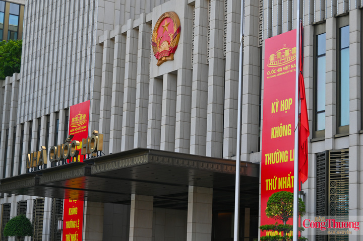 Treo cờ rủ tại Tòa nhà Quốc hội.