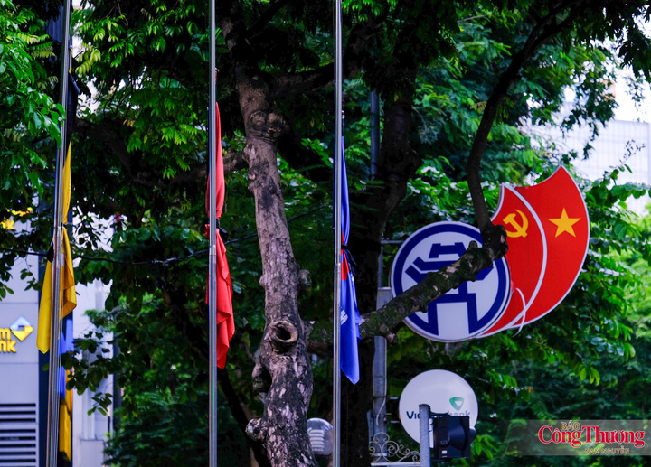 Cờ rủ tại ngã tư Hai Bà Trưng - Ngô Quyền, thành phố Hà Nội.