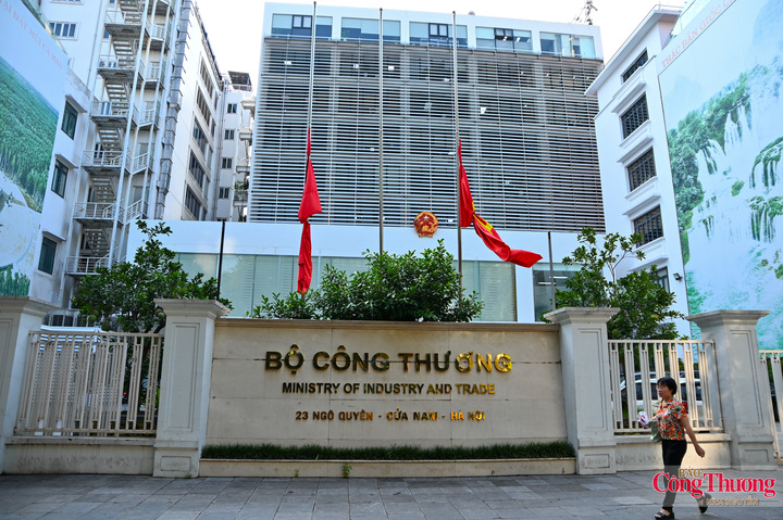 Trụ sở Bộ Công Thương treo cờ rủ.