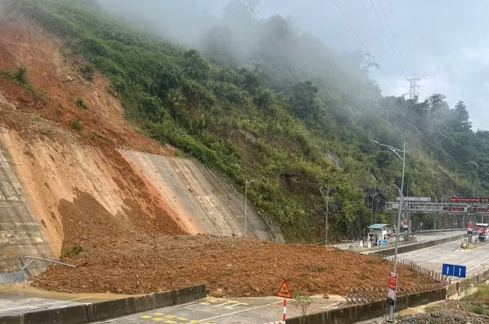 Sạt lở tại đường dẫn cầu Móng Sến, Lào Cai. Ảnh: Báo Lào Cai 1lc.jpg