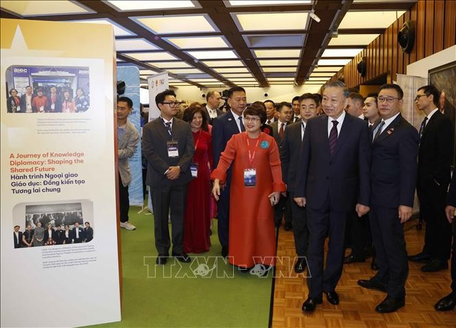 Tổng Bí thư, Chủ tịch nước Tô Lâm tham quan khu vực triển lãm, trưng bày thành tựu hợp tác khoa học công nghệ, đổi mới sáng tạo, đầu tư và giáo dục giữa Việt Nam - Australia. Ảnh: Thống Nhất/TTXVN du-10826.jpg