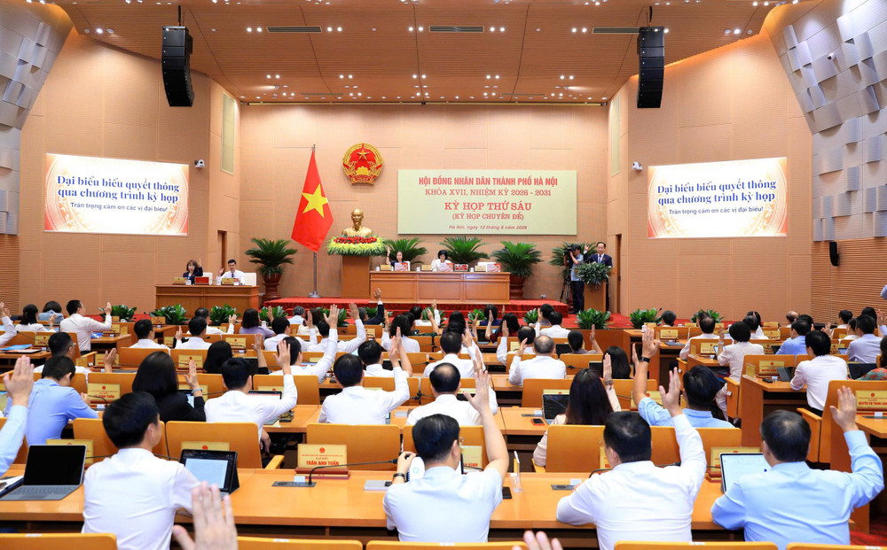 Đại biểu biểu quyết thông qua chương trình kỳ họp. Ảnh: Lê Hải 1786326401191-1918725819617751485-g9093136842304963628-9a00e66d87fc5008fab14e175e1400e9.jpg
