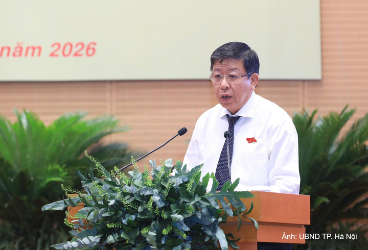 Phó Chủ tịch Thường trực UBND Thành phố Hà Nội Dương Đức Tuấn trình bày báo cáo tóm tắt nội dung chính của dự thảo Nghị quyết về việc thành lập, tổ chức lại một số cơ quan chuyên môn thuộc UBND Thành phố Hà Nội. Ảnh: UBND TP. Hà Nội