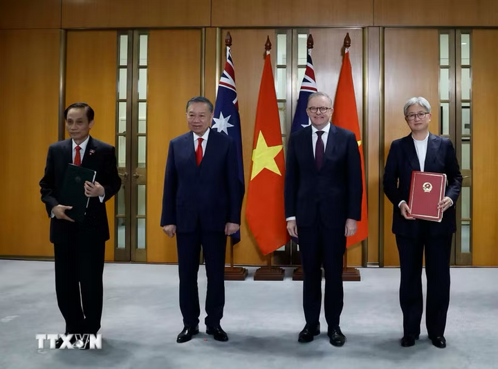 Tổng Bí thư, Chủ tịch nước Tô Lâm và Thủ tướng Australia Anthony Albanese chứng kiến trao văn kiện hợp tác giữa hai nước. Ảnh: Thống Nhất/TTXVN