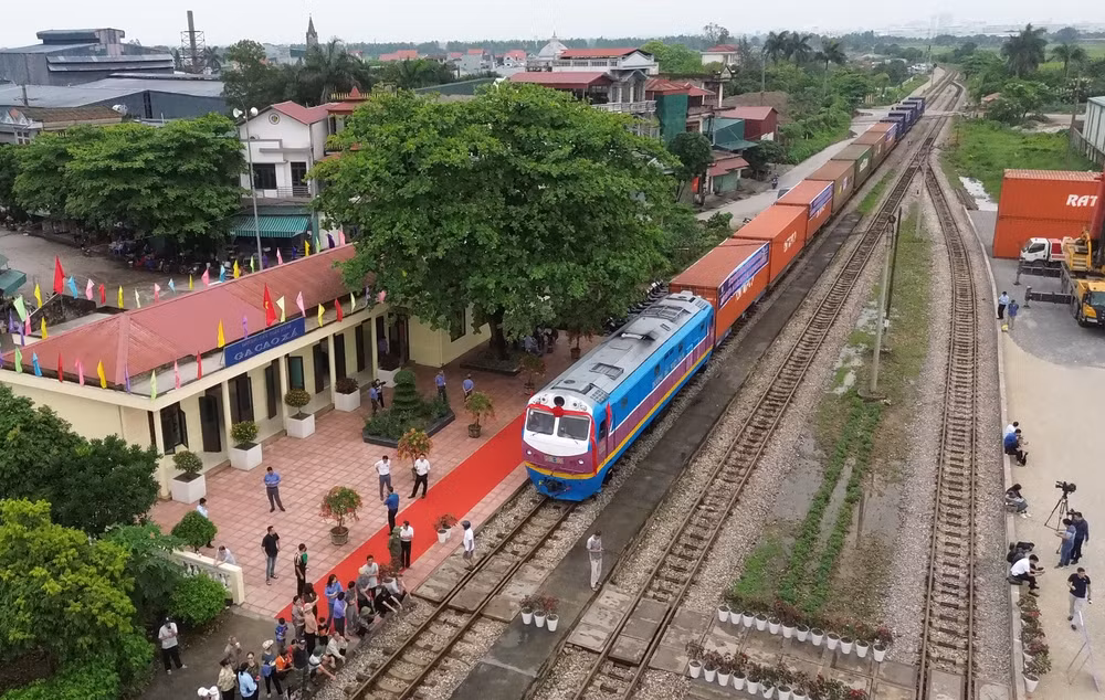 Đề xuất ưu tiên nguồn lực triển khai dự án đường sắt Móng Cái - Hạ Long - Hải Phòng kết nối với tuyến đường sắt Phòng Thành Cảng - Đông Hưng. Ảnh minh họa: VNR. duong-sat.png