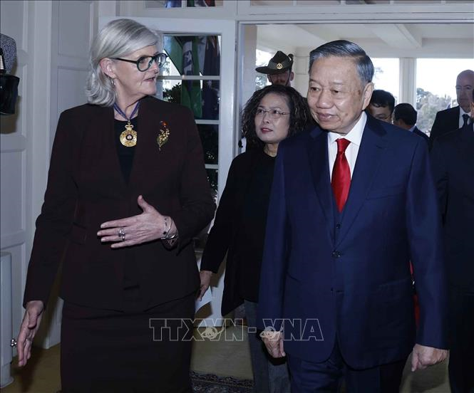 Tổng Bí thư, Chủ tịch nước Tô Lâm và Toàn quyền Australia Sam Mostyn tại lễ đón. Ảnh: Thống Nhất/TTXVN
