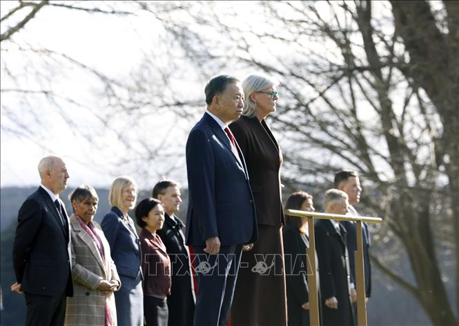 Tổng Bí thư, Chủ tịch nước Tô Lâm và Toàn quyền Australia Sam Mostyn trên bục danh dự, nghe quân nhạc cử Quốc thiều hai nước. Ảnh: Thống Nhất/TTXVN