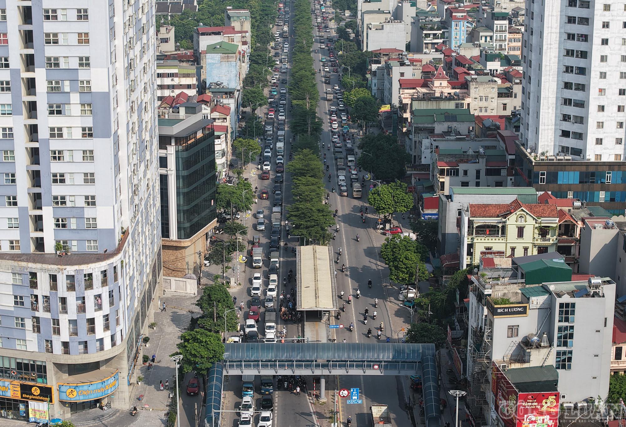 Hình ảnh phương tiện xếp hàng dài trên đường Lê Trọng Tấn trong khung giờ cao điểm sáng. clo_br_duong-le-trong-tan.jpg