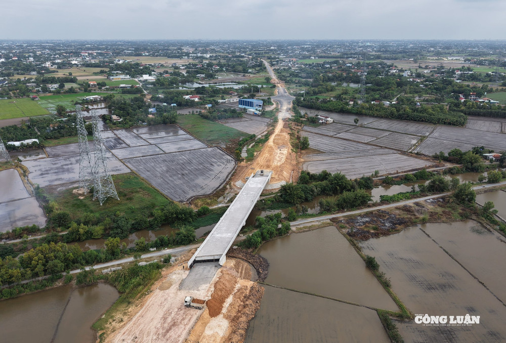 Dự án nâng cấp 3 tuyến Quốc lộ 53, 62, 91B thích ứng biến đổi khí hậu khu vực Đồng bằng sông Cửu Long góp phần phát triển kinh tế xã hội, đáp ứng nhu cầu vận tải. Ảnh minh họa. dji_20251209144524_0623_d.jpg