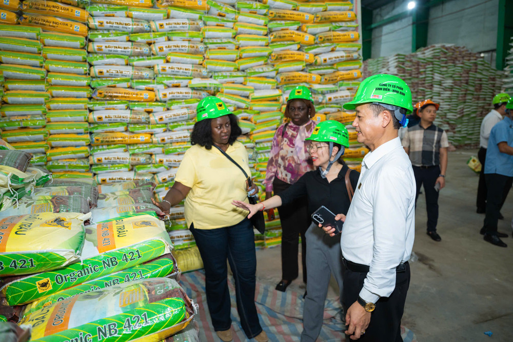 Đoàn công tác Uganda thăm và làm việc với Công ty CP Bình Điền – Ninh Bình 2.jpg