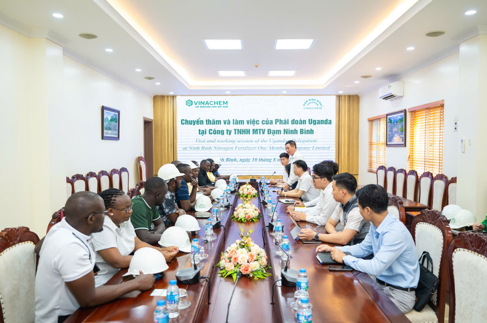 Đoàn công tác Uganda thăm các cơ sở sản xuất phân bón thuộc đơn vị thành viên Tập đoàn Hoá chất Việt Nam 1.jpg