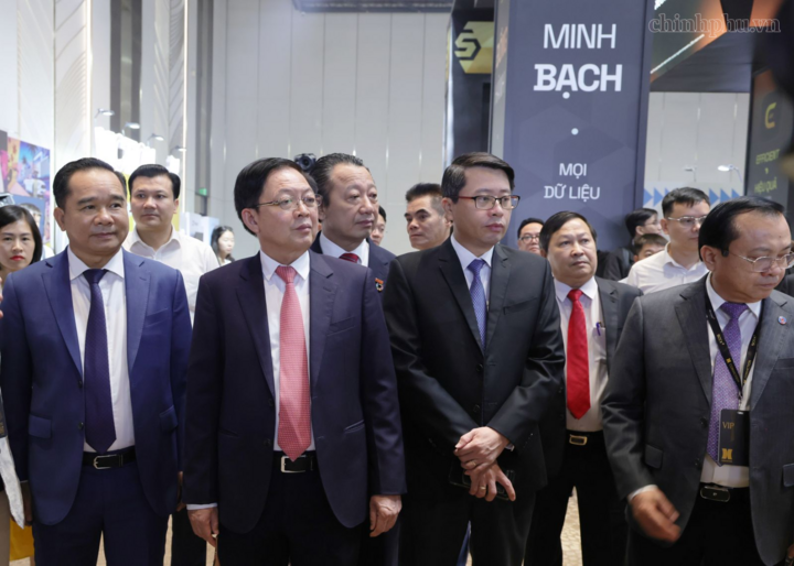 Phó Thủ tướng Hồ Quốc Dũng tham quan gian hàng Ngày hội Công nghệ TPHCM 2026 - Ảnh: chinhphu.vn/Gia Huy