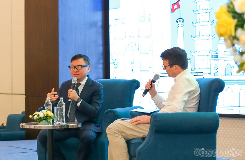 Ông Lê Quốc Minh và ông Ezra Eeman, Chuyên gia AI, Giám đốc Chiến lược & Đổi mới sáng tạo, NPO (Hà Lan) trao đổi về chiến lược ứng dụng AI, quản trị AI và những thay đổi trong mô hình vận hành của các tòa soạn hiện đại clo_br_2aoboqrohmit5rdemgkmhrdhpirfjf85ofqccvum.jpg