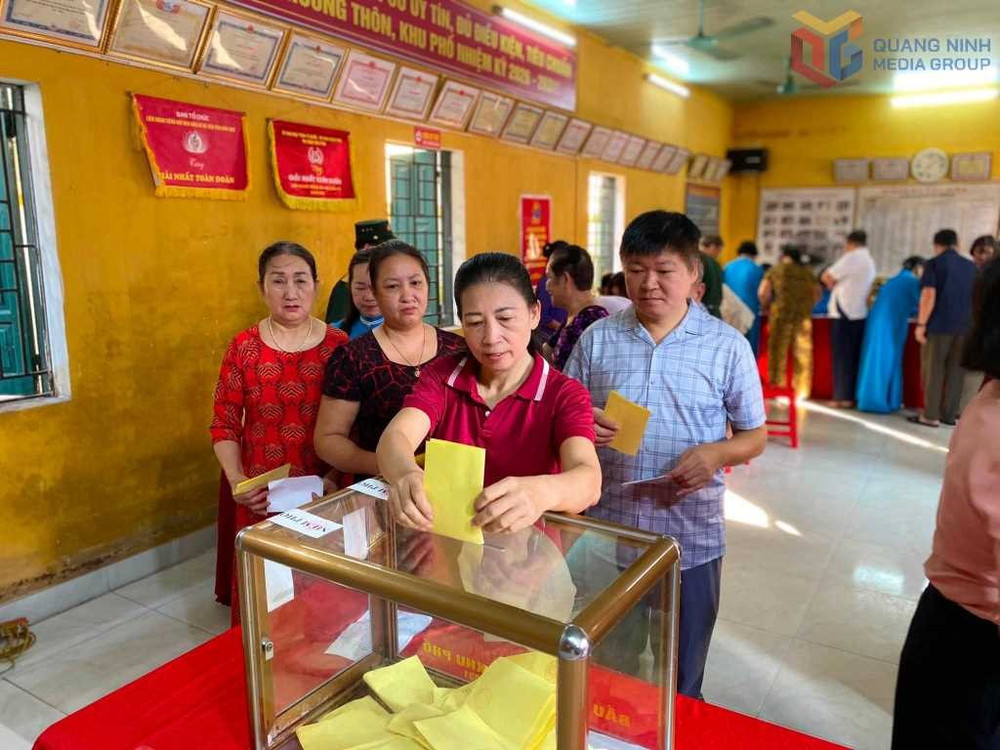 Cử tri đại diện hộ gia đình khu Hòa Bình, xã Tiên Yên, bỏ phiếu bầu trưởng khu. Ảnh: QN Media Cử tri đại diện hộ gia đình khu Hòa Bình, xã Tiên Yên, bỏ phiếu bầu trưởng khu. Ảnh: QN Media