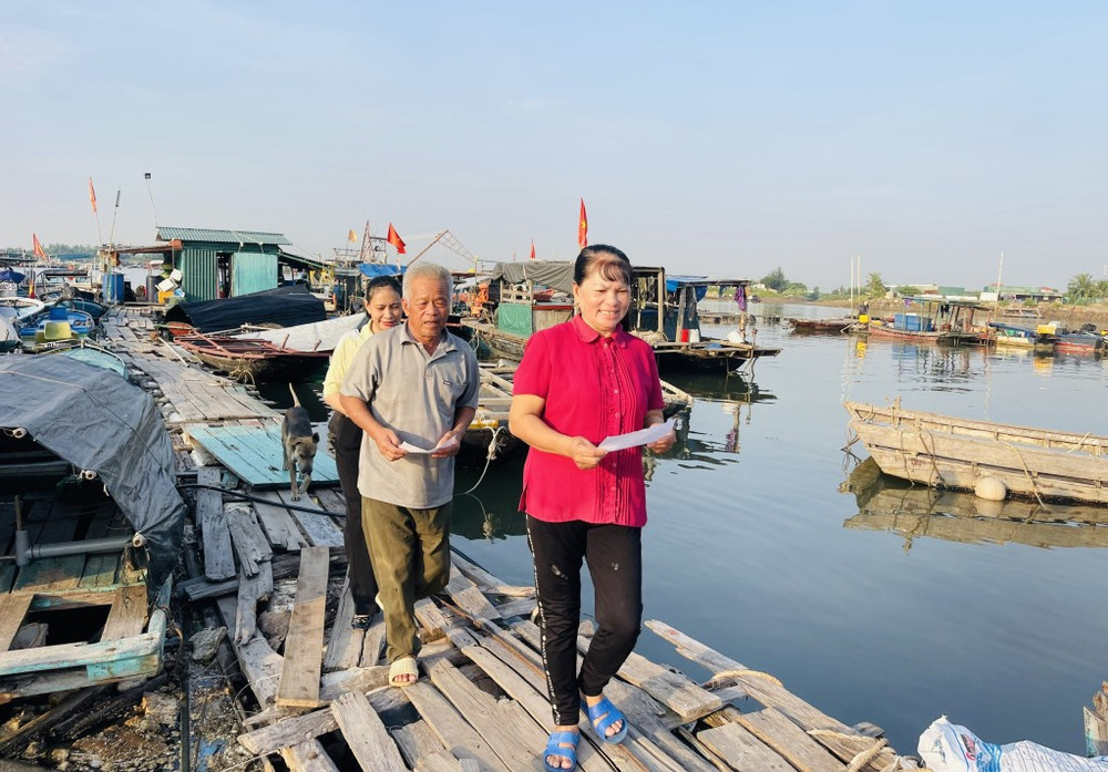Trước đó, toàn bộ 624/624 thôn, bản, khu phố đã hoàn thành việc lấy ý kiến đại diện hộ gia đình về hình thức bầu cử. Ảnh: Hoàng Hà 2542080-tu-sang-som-nhung-ngu-dan-khu-pho-thong-nhat-phuong-ha-an-da-hao-huc-den-diem-bo-phieu-thuc-hien-quyen-cong-dan-09462416.jpg