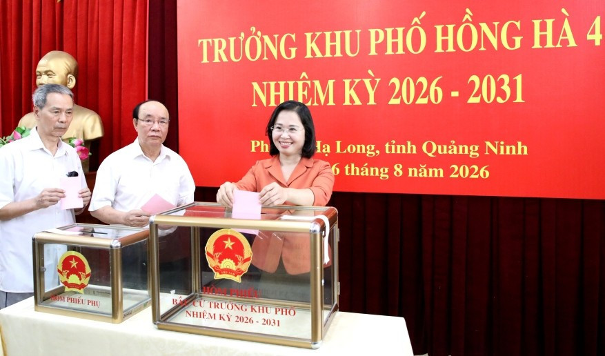 Bà Trịnh Thị Minh Thanh, Phó Bí thư Thường trực Tỉnh ủy, Chủ tịch HĐND tỉnh Quảng Ninh đã bỏ lá phiếu đầu tiên, sau đó cử tri đại diện các hộ gia đình lần lượt thực hiện quyền bầu cử theo quy định. Ảnh: Hoàng Hà dong-chi-trinh-thi-minh-thanh.jpg