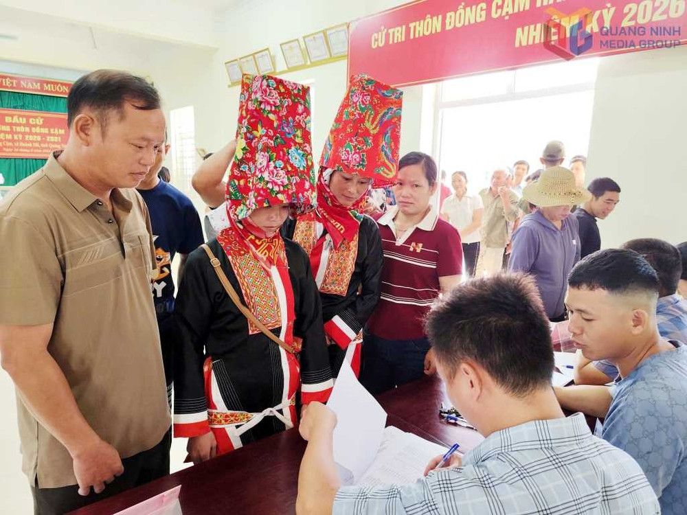 Phát phiếu bầu cử cho cử tri đại diện hộ gia đình thôn Đồng Cậm, xã Hoành Mô. Ảnh: QN Media Phát phiếu bầu cử cho cử tri đại diện hộ gia đình thôn Đồng Cậm, xã Hoành Mô. Ảnh: QN Media