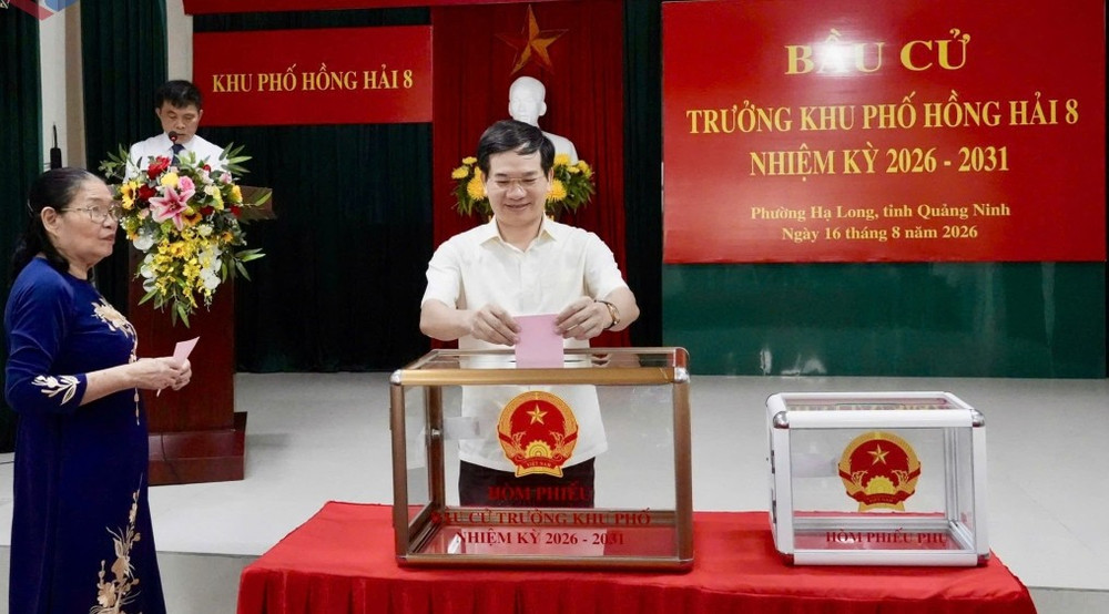 Ông Vũ Quyết Tiến, Phó Bí thư Tỉnh ủy, Chủ tịch Ủy ban Mặt trận Tổ quốc Việt Nam tỉnh Quảng Ninh, cùng lãnh đạo UBND phường Hạ Long bỏ phiếu. Ảnh: Hoàng Hà dong-chi-vu-quyet-tien.jpg