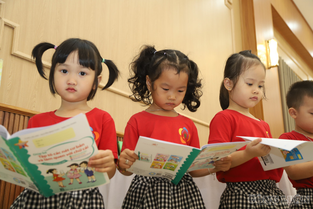 Sau Kế hoạch 1186/KH-BGDĐT ngày 26/6/2026, Bộ tiếp tục cập nhật hướng dẫn, điều chỉnh tiến độ, tổ chức làm việc với giám đốc Sở Giáo dục và Đào tạo, thành lập các đoàn công tác đến địa phương và tiếp nhận phản ánh về tổ chức bộ máy, biên chế, nhân sự. clo_br_img-8421.jpg