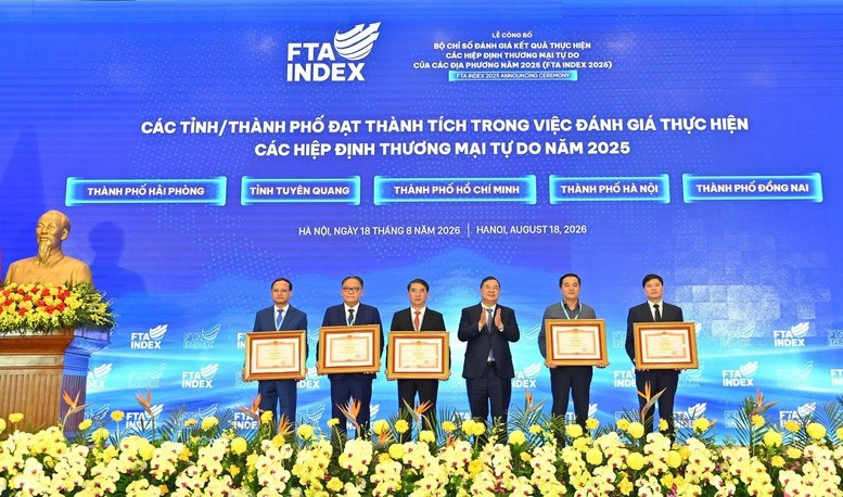 Phó Thủ tướng Thường trực trao Bằng khen cho 5 tỉnh, thành phố có thành tích trong việc đánh giá kết quả thực hiện các FTA - Ảnh: VGP Phó Thủ tướng Thường trực trao Bằng khen cho 5 tỉnh, thành phố có thành tích trong việc đánh giá kết quả thực hiện các FTA - Ảnh: VGP
