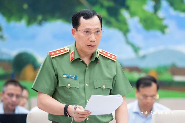 Thứ trưởng Bộ Công an, Thượng tướng Lê Văn Tuyến trình bày tờ trình.