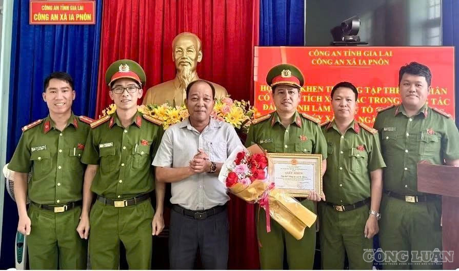 Trước đó, ông Nguyễn Huệ - Chủ tịch UBND xã Ia Pnôn - cũng đã tặng Giấy khen, thưởng nóng cho lực lượng Công an xã trong vụ bắt giữ 3 đối tượng về hành vi tổ chức sử dụng trái phép chất ma túy clo_br_1787021527694-2146614995054802874-2066533862970347997-d7e767316701a84a212780223c52db62.jpg