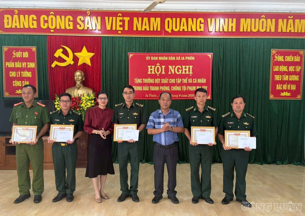 Hội nghị tặng thưởng đột xuất cho tập thể, cá nhân có thành tích xuất sắc trong đấu tranh phòng, chống tội phạm ma túy trên địa bàn clo_br_1787021443061-2146614995054802874-2066533862970347997-d290873060cc4ff8748a9604e9f8e76a.jpg
