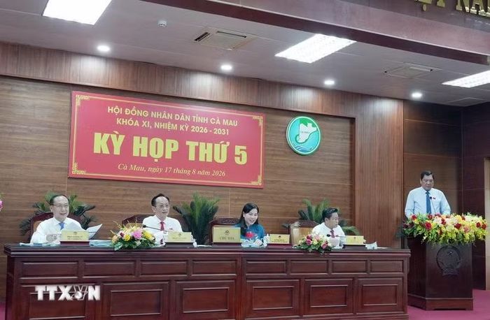 Phó Chủ tịch Ủy ban Nhân dân tỉnh Cà Mau Lâm Văn Bi trình bày dự thảo các tờ trình tại kỳ họp Hội đồng Nhân dân tỉnh. (Ảnh: Trung Hiếu/TTXVN)