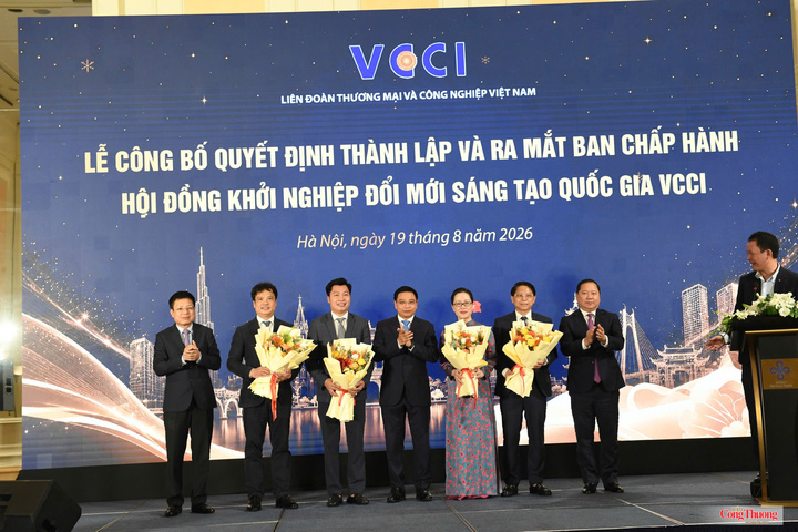 Phó Thủ tướng Chính phủ Nguyễn Văn Thắng; ông Nguyễn Phi Long, Phó Bí thư Đảng ủy Mặt trận Tổ quốc, các đoàn thể Trung ương và Chủ tịch VCCI Hồ Sỹ Hùng tặng hoa đại diện Ban Chấp hành Hội đồng Khởi nghiệp đổi mới sáng tạo quốc gia VCCI.