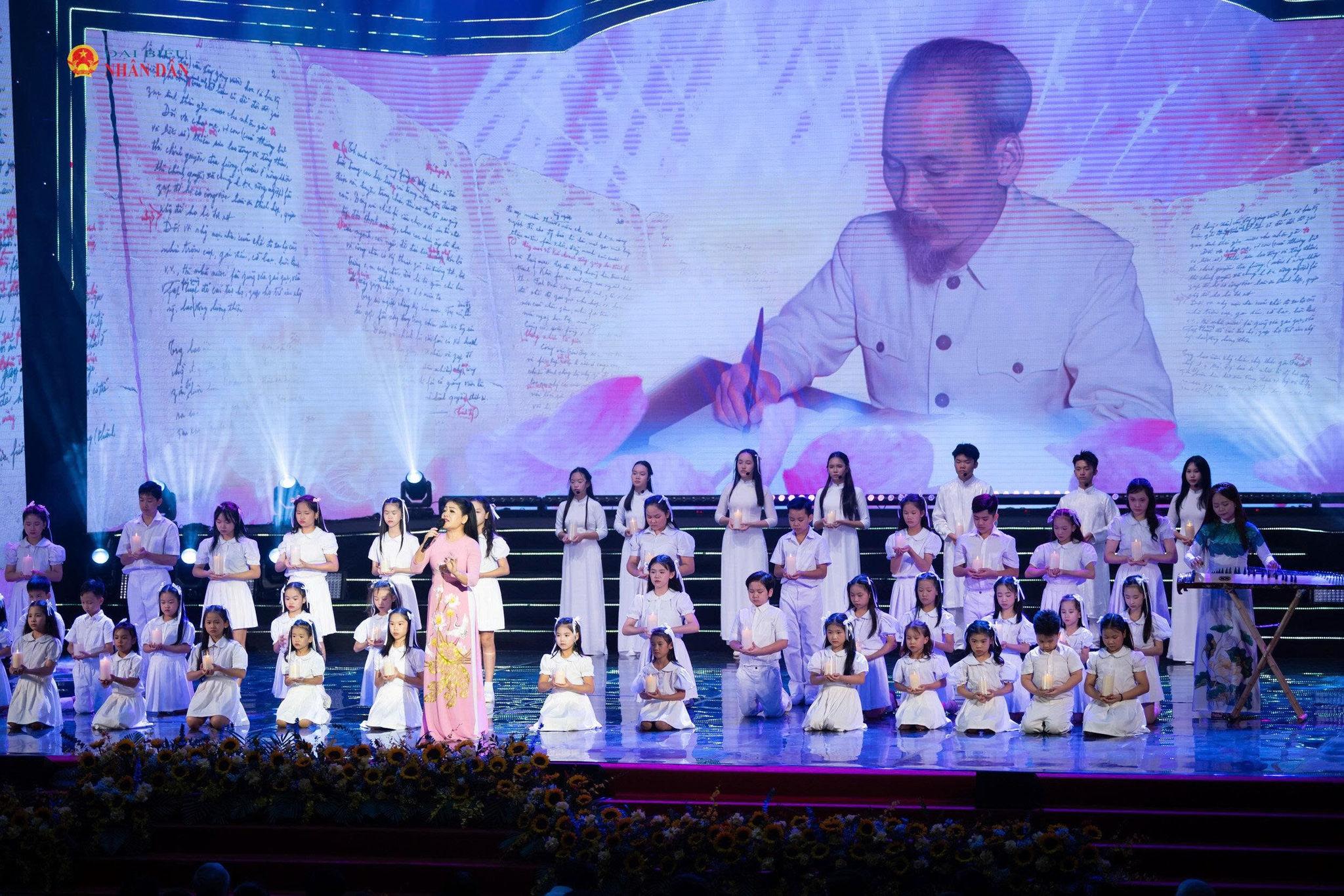 Tiết mục văn nghệ tại chương trình. Ảnh: Phạm Thắng