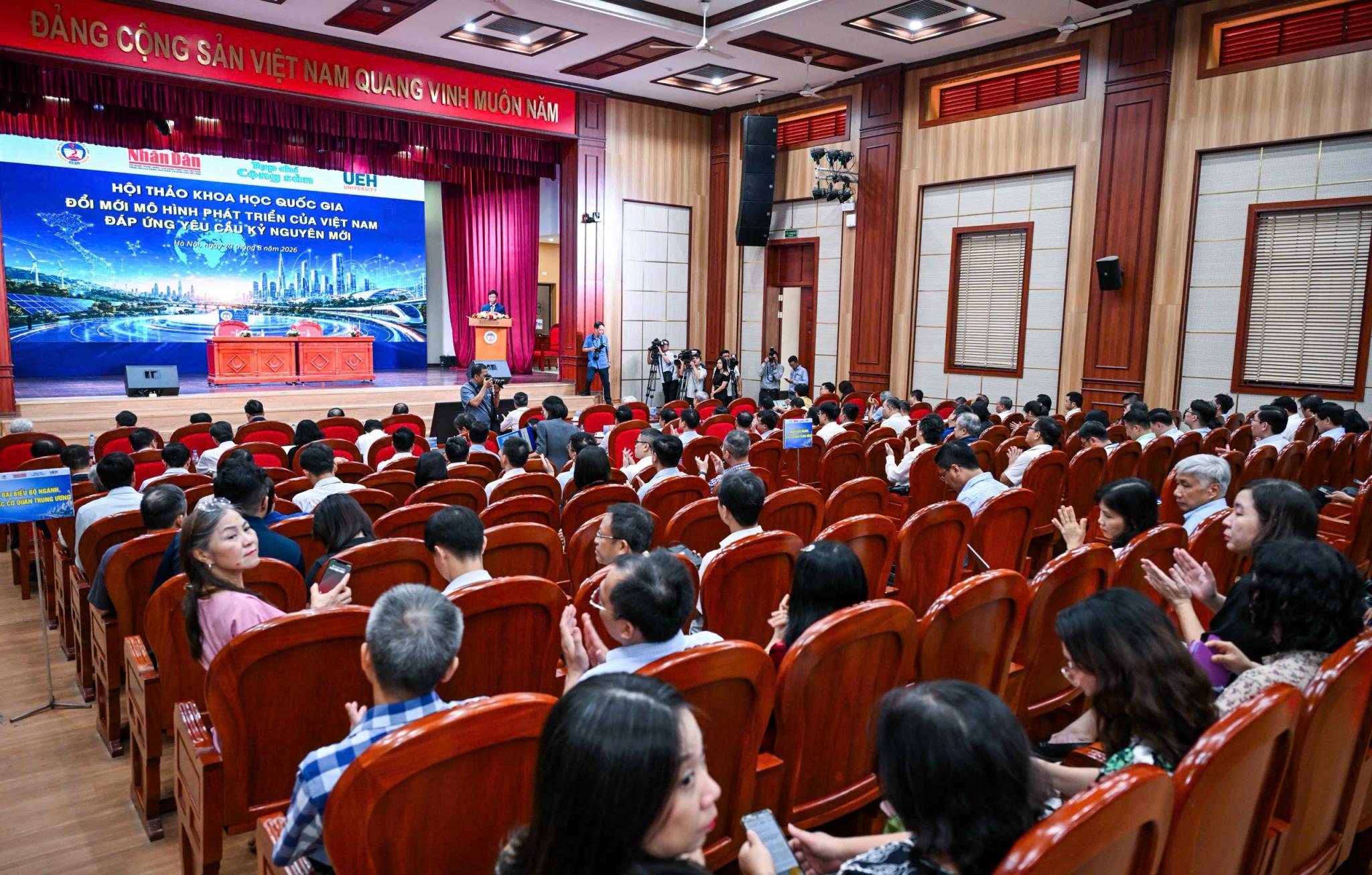 Đổi mới mô hình phát triển, tạo động lực tăng trưởng cho kỷ nguyên mới Đổi mới mô hình phát triển, tạo động lực tăng trưởng cho kỷ nguyên mới