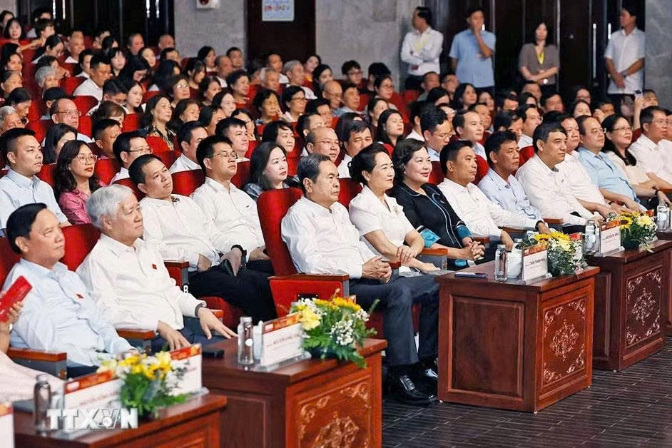 Chủ tịch Quốc hội Trần Thanh Mẫn và Phu nhân cùng các đại biểu tham dự chương trình. Ảnh: Doãn Tấn/TTXVN