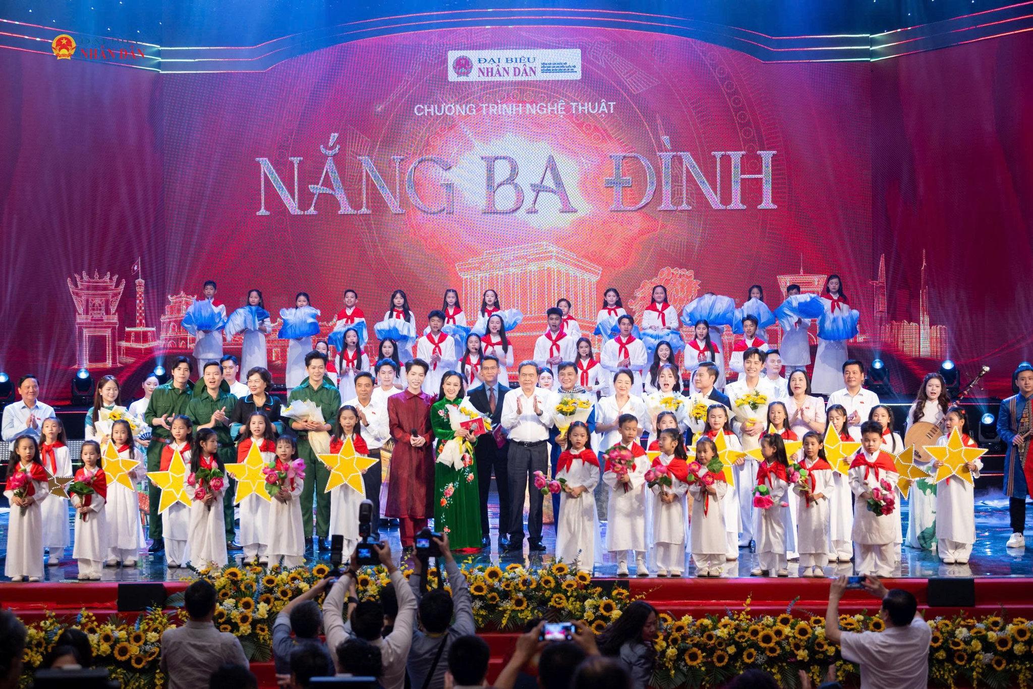 Chủ tịch Quốc hội Trần Thanh Mẫn tặng hoa cho các nghệ sĩ, các em nhỏ tham gia chương trình. Ảnh: Phạm Thắng