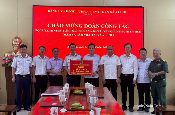 Bộ tư lệnh Vùng Cảnh sát biển 2 tặng xã A Lưới 1 bộ máy tính phục vụ công tác chuyển đổi số