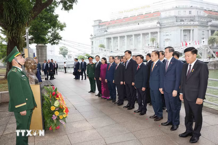 Thường trực Ban Bí thư Trần Cẩm Tú cùng Đoàn đại biểu cấp cao Đảng Cộng sản Việt Nam dâng hoa tưởng niệm tại tượng đài Chủ tịch Hồ Chí Minh trong khuôn viên Bảo tàng Văn minh châu Á ở Singapore. Ảnh: Phương Hoa/TTXVN