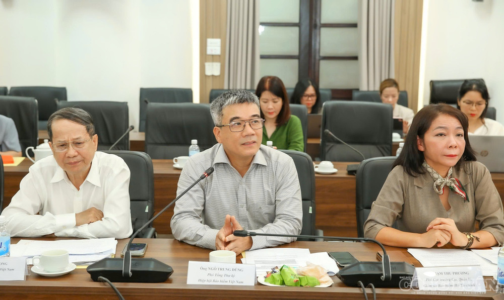 Các chuyên gia, đại diện cơ quan quản lý, hiệp hội và doanh nghiệp cùng trao đổi về giải pháp phát triển thị trường bảo hiểm minh bạch, bền vững. clo_br_2aoboqtv4rtpjreef0cpymtkukffil22jzmra0e0.jpg