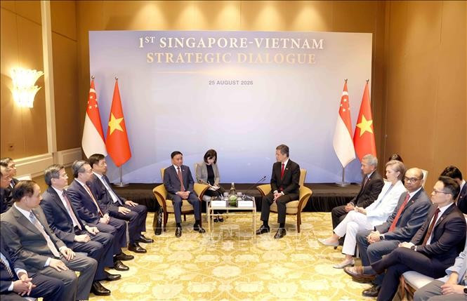 Phó Tổng Thư ký Đảng Hành động Nhân dân Singapore, Bộ trưởng Bộ Quốc phòng kiêm Bộ trưởng Điều phối dịch vụ công Chan Chun Sing chủ trì Lễ đón chính thức Ủy viên Bộ Chính trị, Thường trực Ban Bí thư Trần Cẩm Tú và đoàn cấp cao Đảng Cộng sản Việt Nam. Ảnh: Phương Hoa/TTXVN Phó Tổng Thư ký Đảng Hành động Nhân dân Singapore, Bộ trưởng Bộ Quốc phòng kiêm Bộ trưởng Điều phối dịch vụ công Chan Chun Sing chủ trì Lễ đón chính thức Ủy viên Bộ Chính trị, Thường trực Ban Bí thư Trần Cẩm Tú và đoàn cấp cao Đảng Cộng sản Việt Nam. Ảnh: Phương Hoa/TTXVN