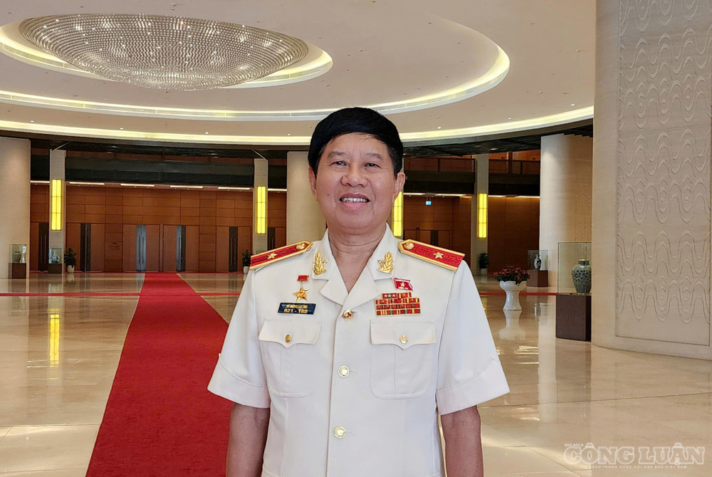 Đại biểu Quốc hội Vũ Hùng Vương nhìn nhận các quyết sách về phát triển kinh tế - xã hội cần được đặt trong tổng thể yêu cầu bảo đảm quốc phòng, an ninh và ổn định để phát triển bền vững. clo_br_thieu-tuong-vu-hung-vuong-1.jpg